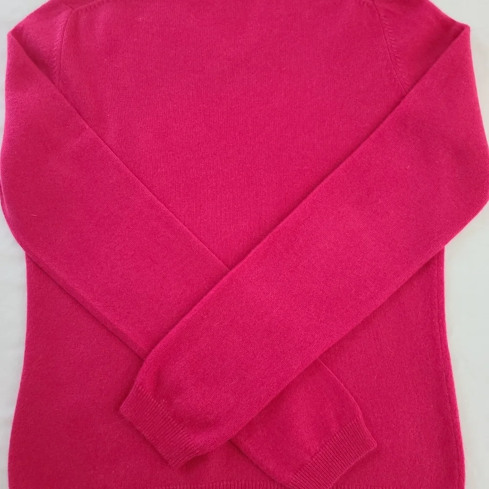 Evelyn Grace Beautiful Fuchsia Cashmere V-neck Sweater. Regular M